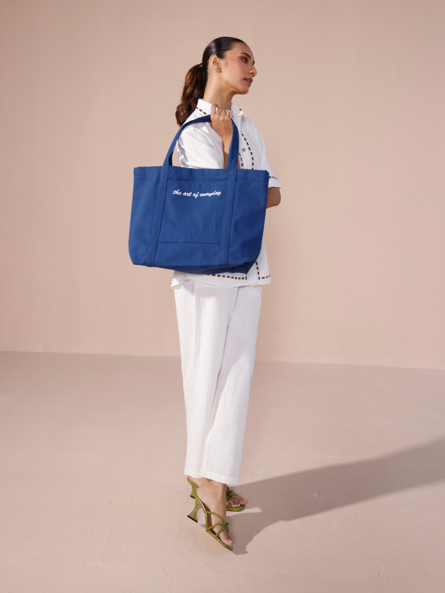 Canvas tote bag in color blue